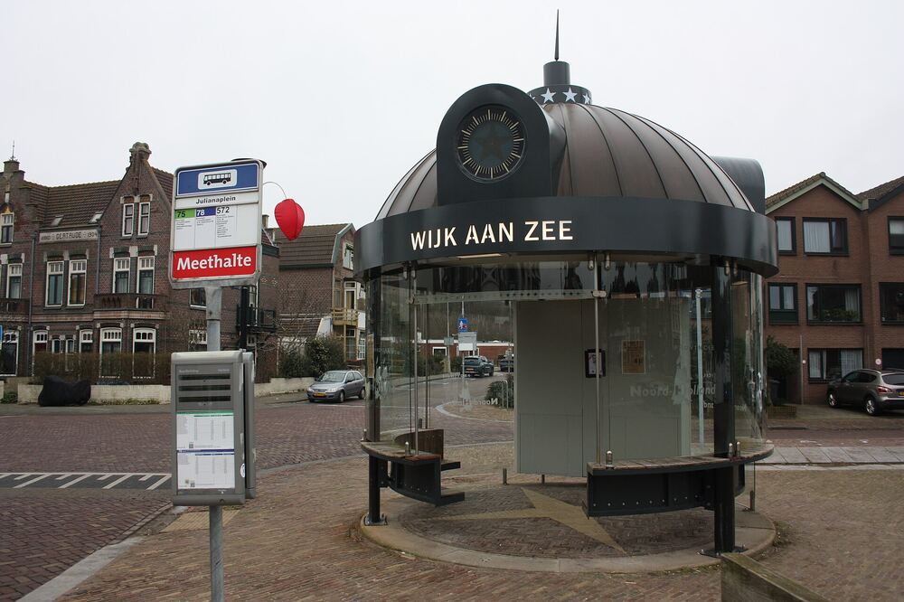 Rond glazen bushokje met koepeldak en de tekst Wijk aan Zee op het Julianaplein